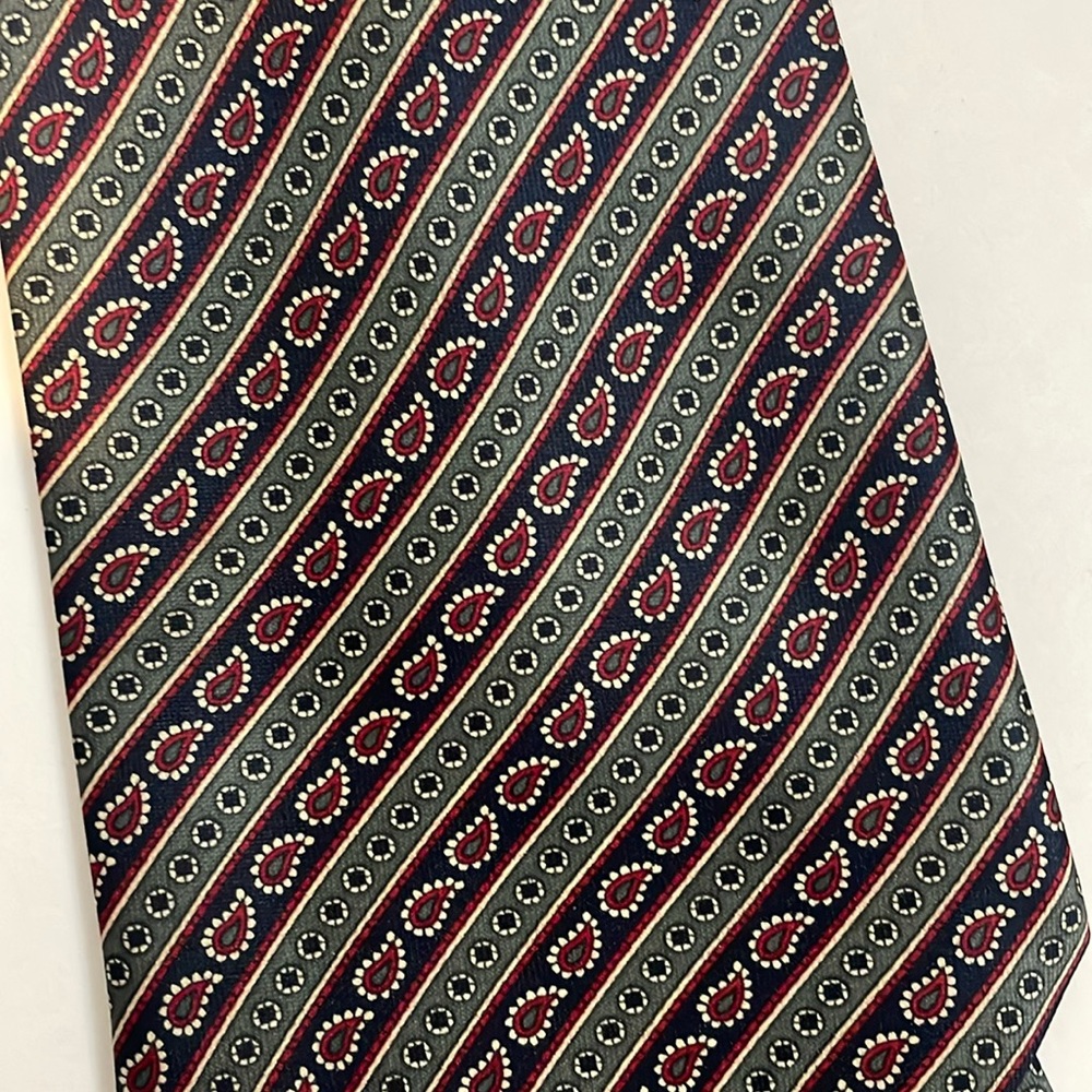 Men’s neck tie in a very nice grey and blue color.